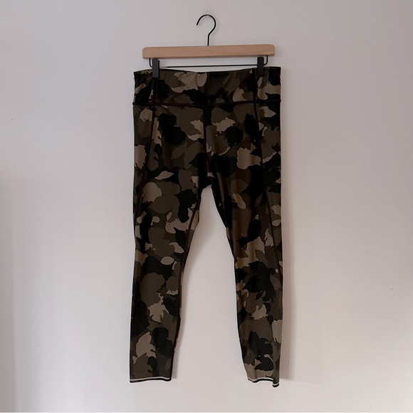 Athleta Pants - Athleta Run Free Camo 7/8 Tight Arbor Olive Women’s Size Large